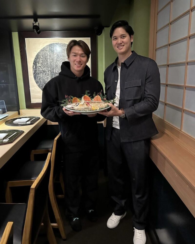寿司ディナーを楽しむ正平さんと吉信さん