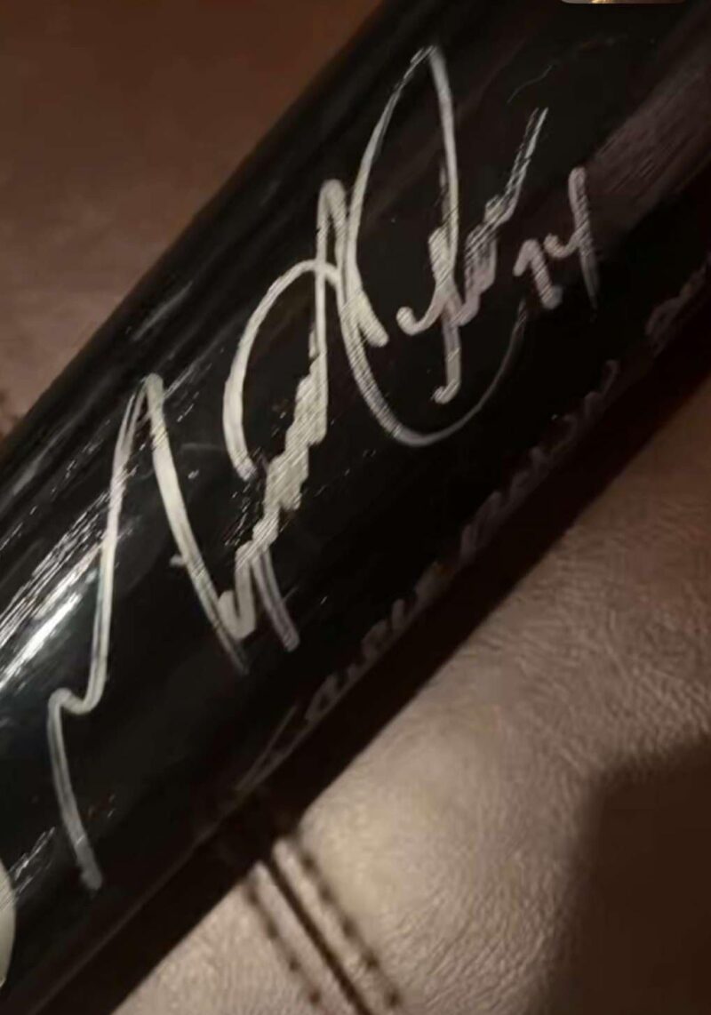 私の親友はサイン入りの野球バットを持っていますが、誰がサインしたのか知りません