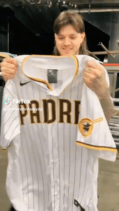 ドミニク・ミステリオがダミアン・プリーストに、背中に自分の名前が入った特注のサンディエゴ・パドレスジャージをプレゼント…プリーストだけがヤンキースのフアン・ソトのジャージを着ることができた。