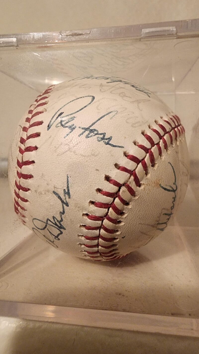 ラスト ダイブ バー オークションで出品された 1975 年 (?) のサイン入り野球ボール