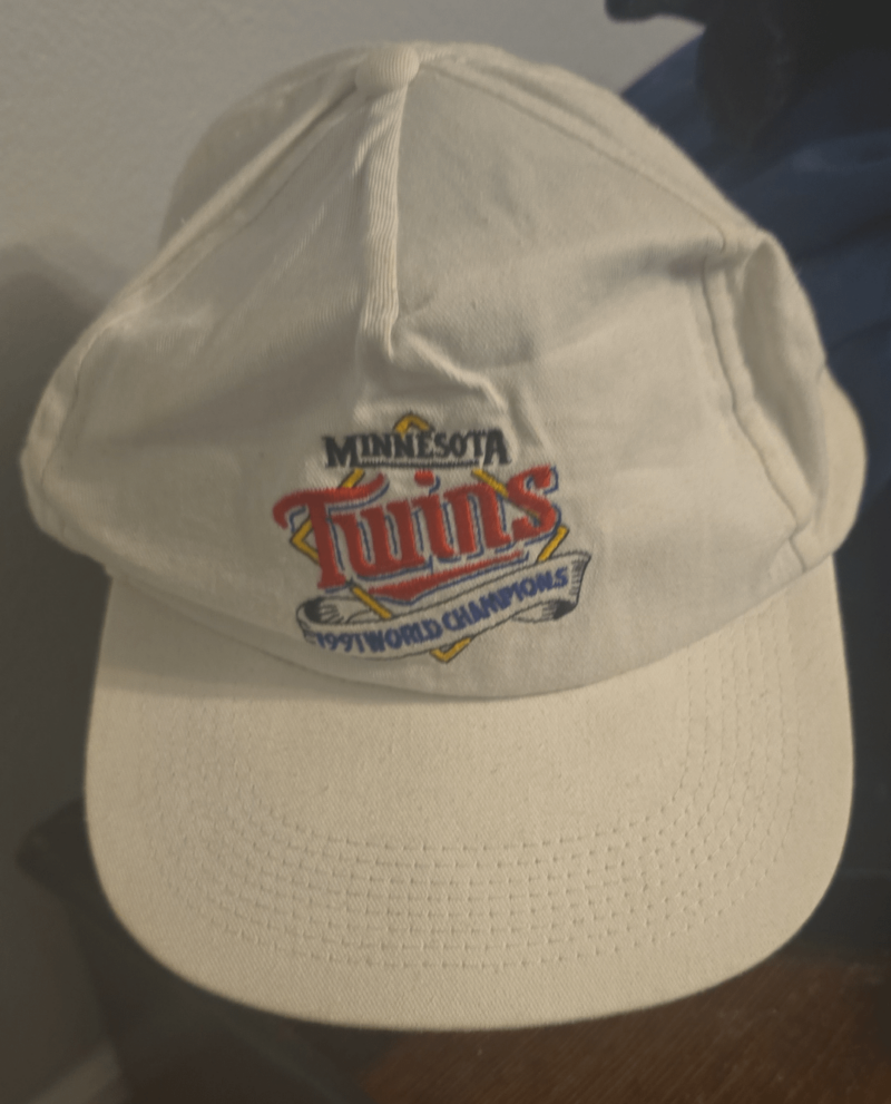 何年も前におじいちゃんがこの帽子をくれたんだけど、私の時代より7年も前のことだけど、自分より古いものを持っているのはクールだ