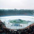 トロント・ブルージェイズ初の開幕戦に備え、エキシビション・スタジアムで競技場を片付けるザンボーニ（1977年4月7日）