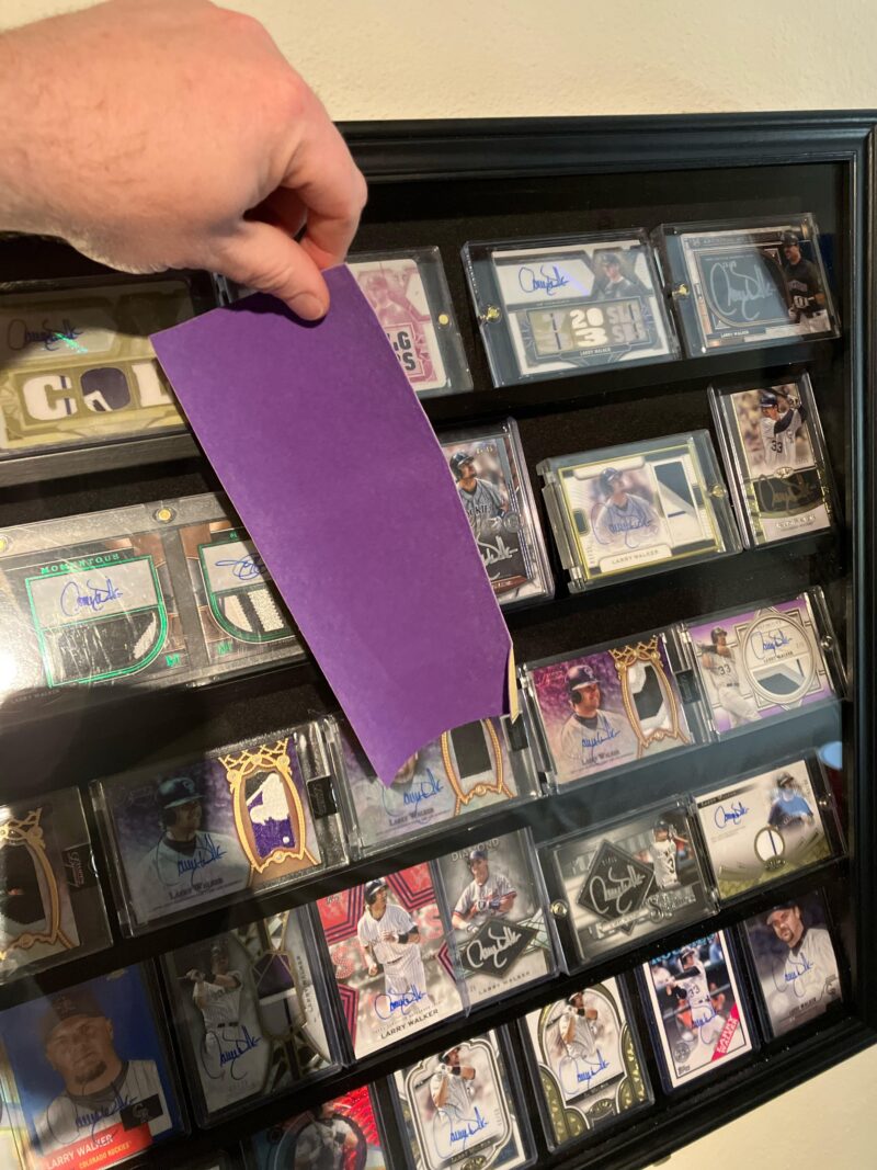 正直な意見。 写真にあるような、ロッキーズカードのディスプレイケースを作っています。 別のプロジェクトで作った紫色のベルベットが少し残っています。 この紫は十分近いですか？