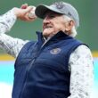 90歳のボブ・ユッカー氏は4月2日にブルワーズのホーム開幕戦を予定しており、ミルウォーキーのラジオで野球の試合を放送する54年連続のシーズンが始まる。