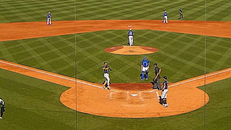 おそらく開幕日の三塁手、ジョーイ・オルティスがレンジャーズのクローザーを狙って駐車場に入り、6回に試合を同点に追い込んだ