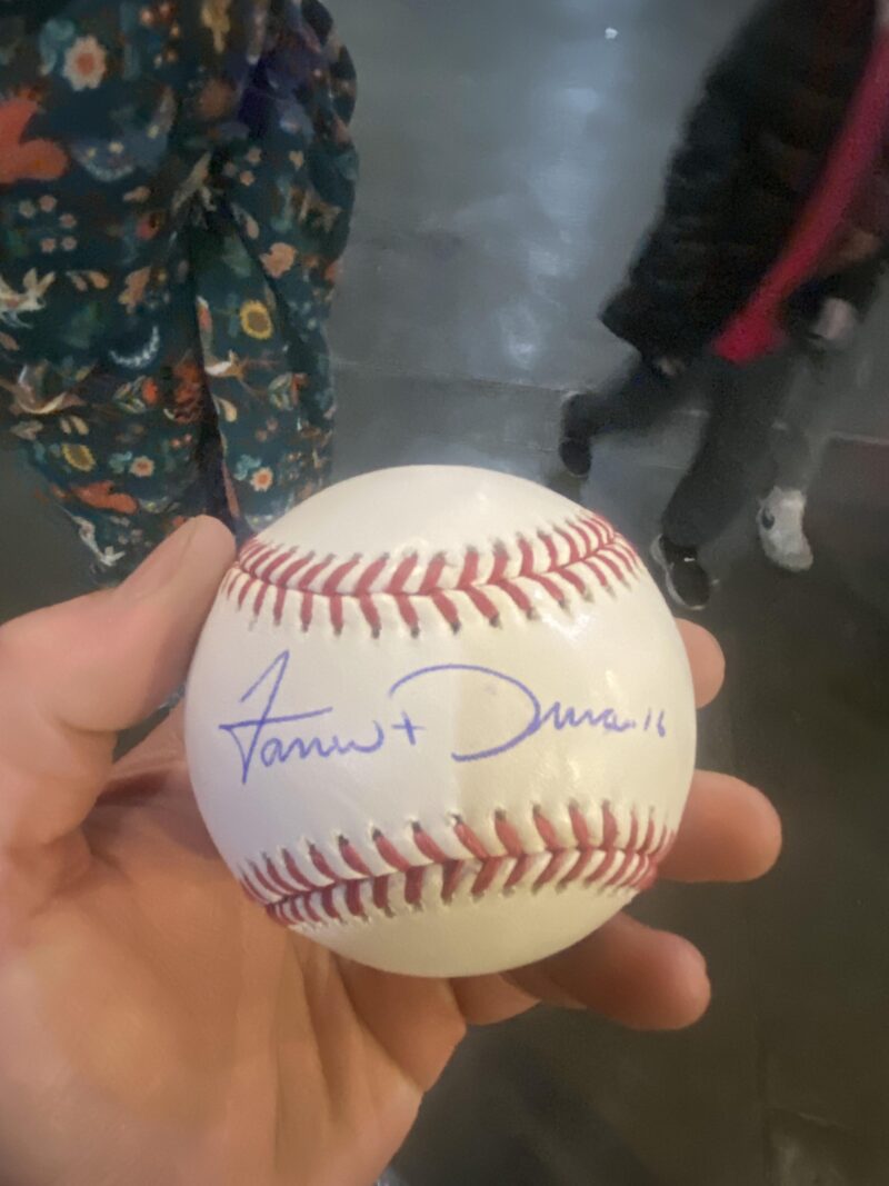 昨日シアトルでジャレン・デュランが私にボールにサインしてくれました