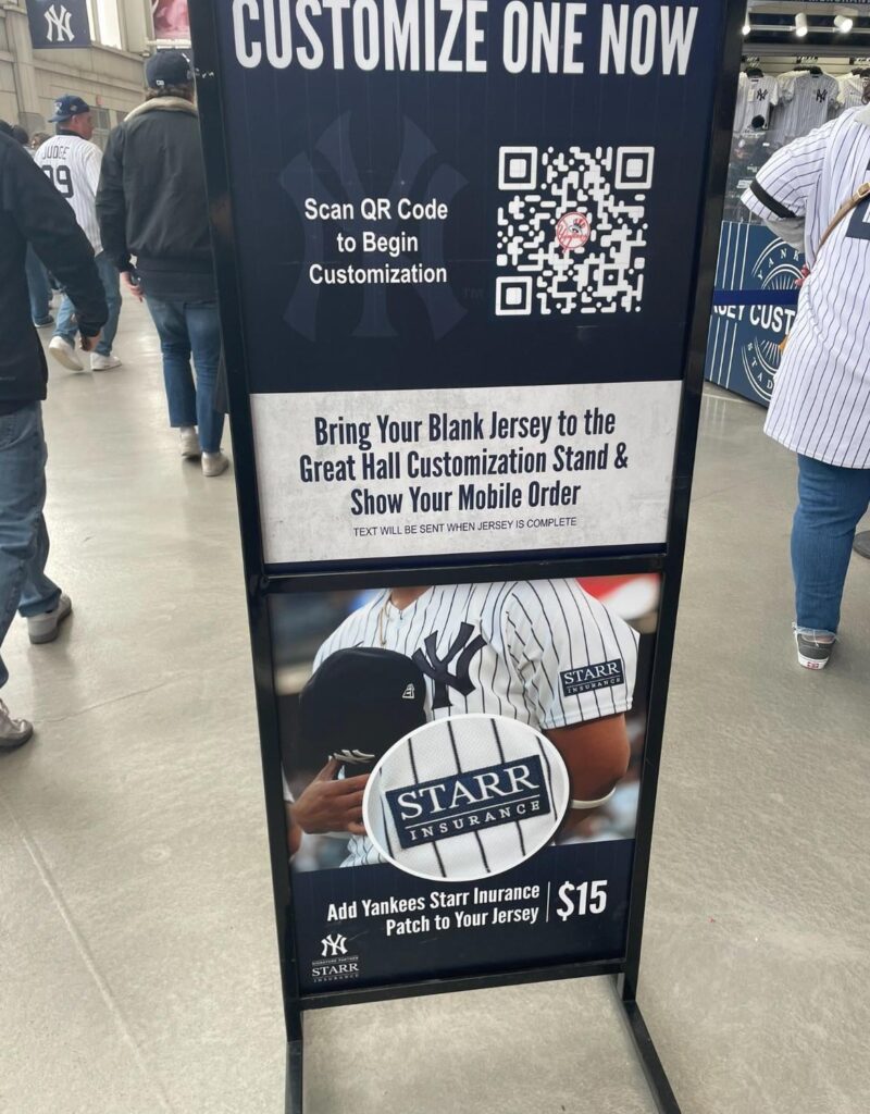 15ドルを支払って、ヤンキースのジャージにスター保険の広告パッチを追加できる