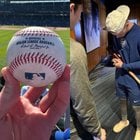[Cubs Zone] ピート・クロウ・アームストロングのMLB初安打/HRを打ったファンは、ボールと引き換えに彼が使用したバット（サイン入り）を受け取った。  (📸: @CadenGreco)