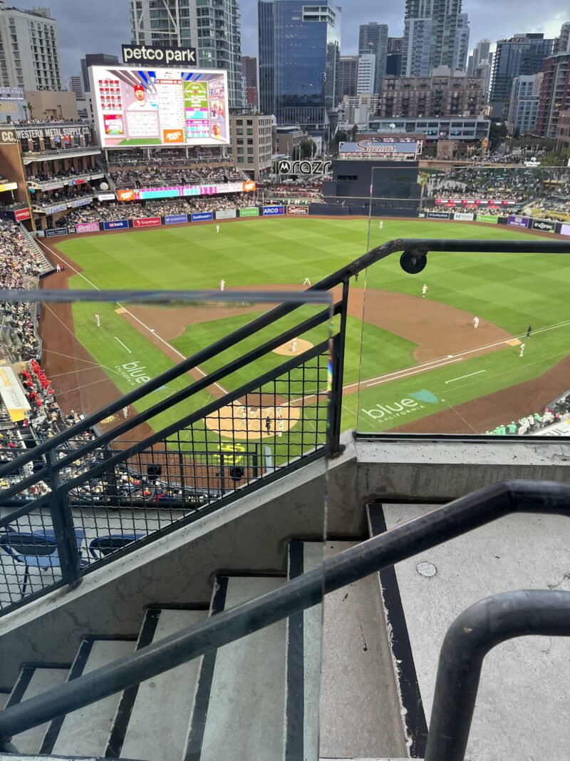 私がこれまで座席から見た野球の試合の中で最悪の眺めかもしれない。  (セクション301 9列19席)