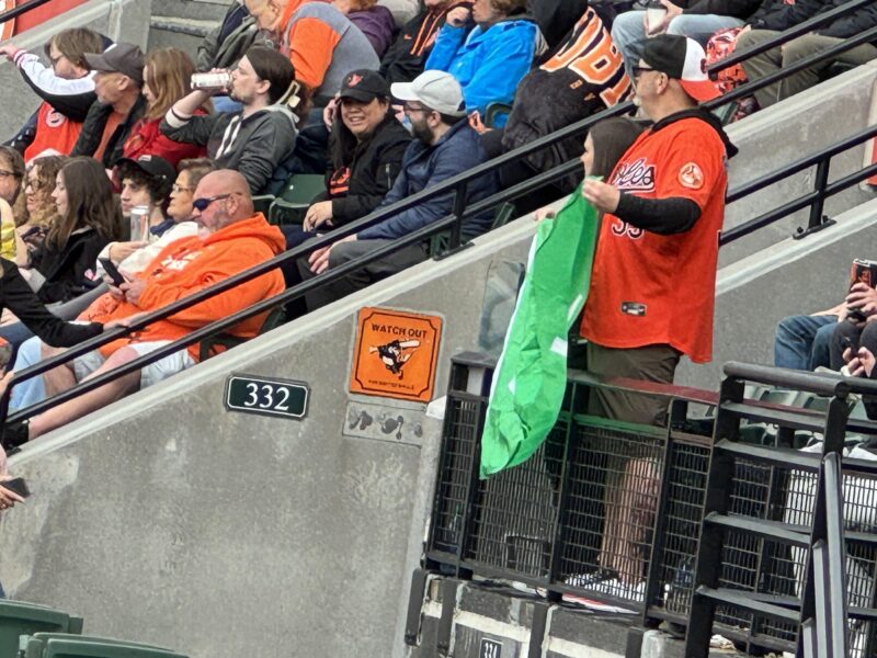 仲間のオリオールズファンがSELLの旗を振っているのを見つけた