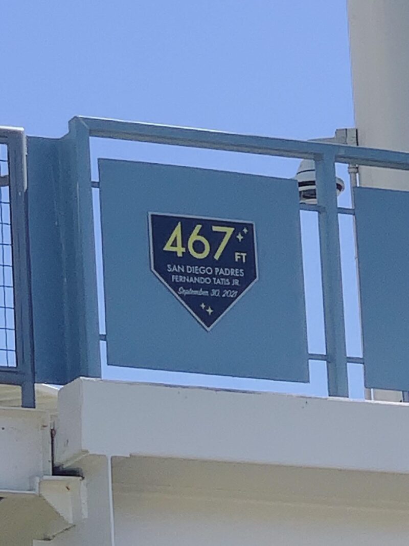 フェルナンド・タティス・ジュニアはドジャース・スタジアムに、彼が公園から放った467フィートのTANKを称える盾を掲げている 🤯