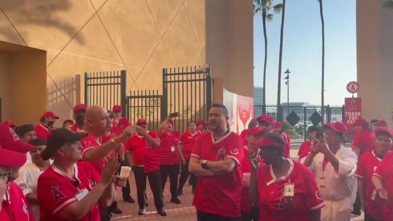 [Sam Blum] エンゼルスのスタジアム売店の従業員は現在、スタジアムのコンコースで抗議活動を行っている。これは組合の活動であり、従業員はエンゼルスの売店パートナーであるレジェンズに雇用されている。
