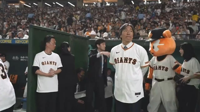 今日の東京ドームでのジャイアンツ対タイガースの試合前に松井秀喜が始球式を行う