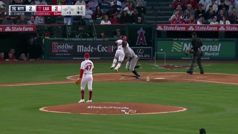 [Highlight] ジャンカルロ・スタントンはストライクゾーンからかなり外れたストライク3を空振りしたが、投球が乱調だったため一塁に到達した。