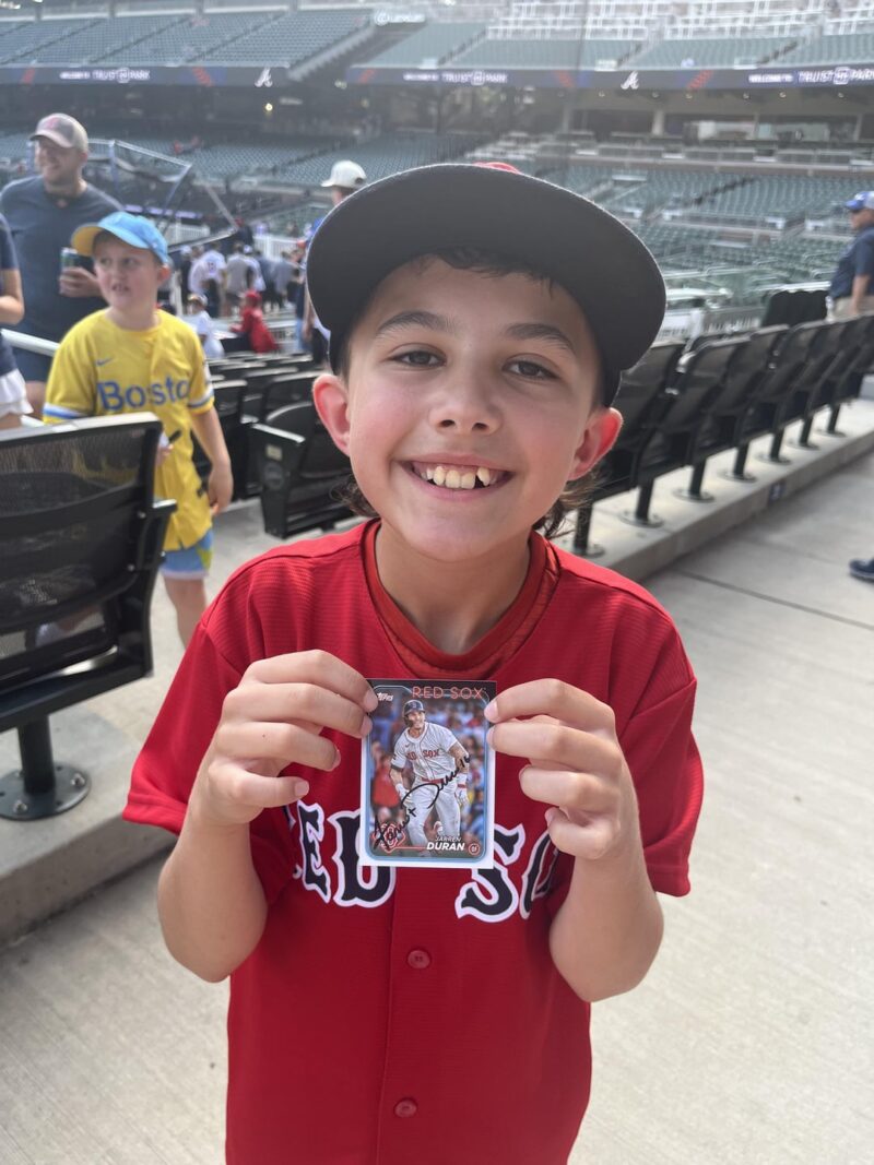 ソックス対ブレーブスを観戦するためにフェンウェイからアトランタまでやって来た。 息子は野球のアイドルである JD に会い、サインをもらいました。