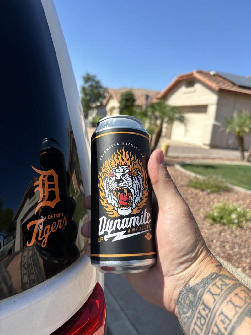 シリーズのためにアリゾナに行ってこのビールを見つけました。 野球の神様に敬意を表して、このタイプのタイガーのエネルギーを攻撃陣に与えることを願って、これを一気飲みして地面に少し注ぐところだ。